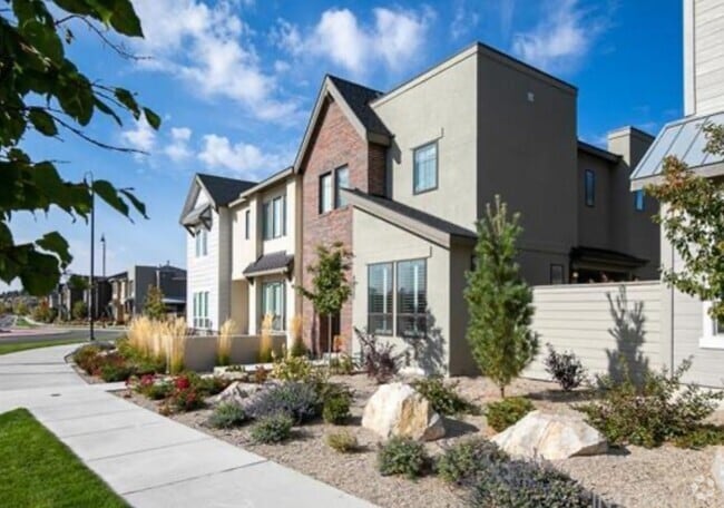 Building Photo - 4422 E Parkcenter Blvd Rental