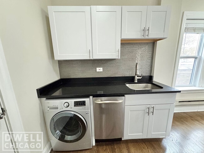 Photo - 3825 N Greenview Ave