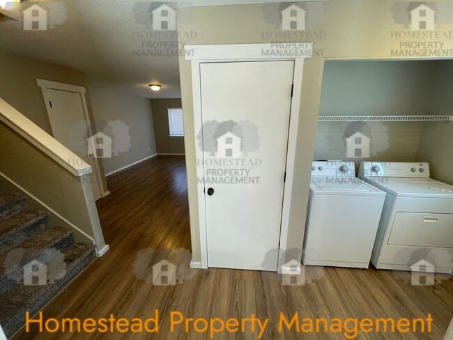 Photo - 479 Broad St S