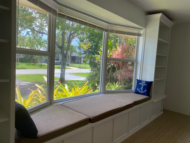 Asiento de ventana en la sala de estar - 4117 Van Buren St