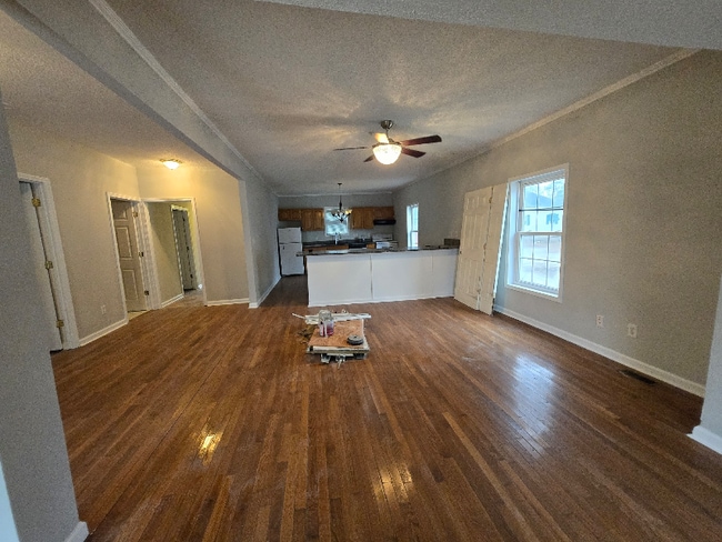 Photo - 308 Reid St E