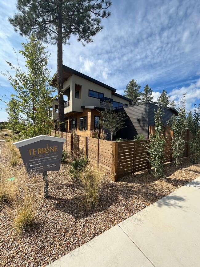 Building Photo - Like-New Townhome in the Gorgeous Terrane ...