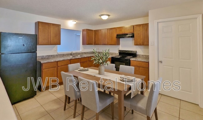 Photo - 1674 Rowe Ave