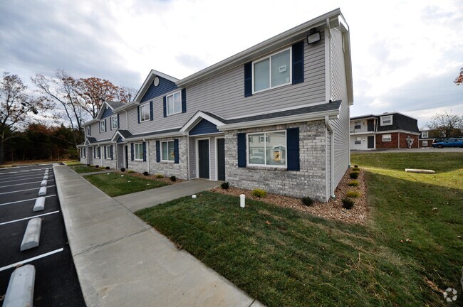 Arlington townhomes - Beautifully Renovated Apartments in Peacef...