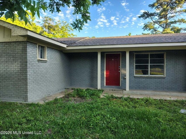 Building Photo - 3 bed close to D'Iberville! Unit #2