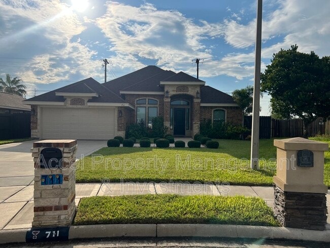 Building Photo - 711 N Abbott Ave