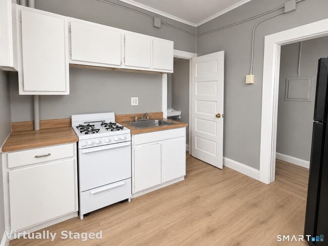 100 Laurel St
