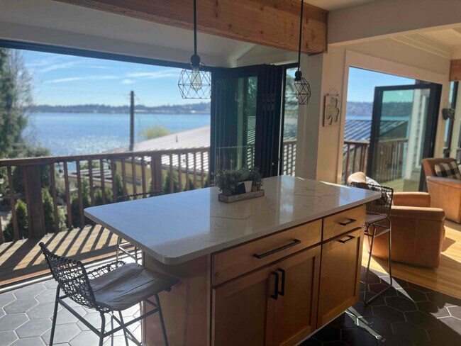 Photo - 11557 Holmes Point Dr NE