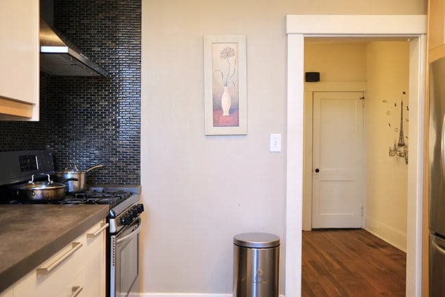 Photo - 1041 Mirror St