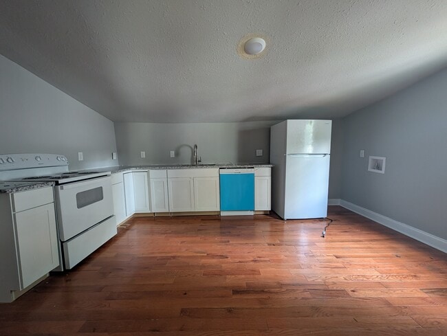Photo - 328 W 10th St