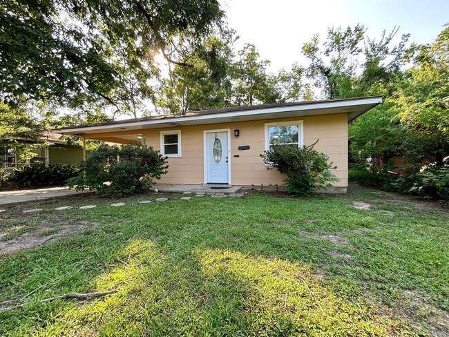 Building Photo - Charming Three Bedroom Home in a Highly Desirable Neighborhood