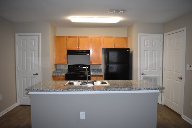 3BR, 2BA - 1100 SF - Ashton Heights Apartments