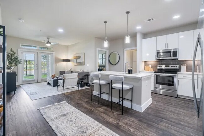 Photo - Move In, Save Big – One Month Rent-Free! Unidad GH2