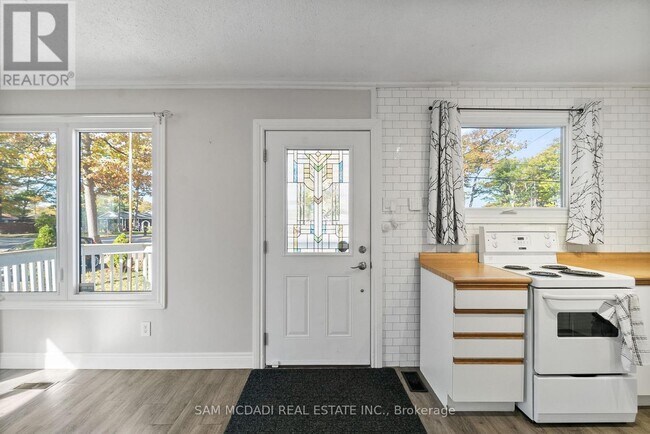 Photo - 1805 River Rd W