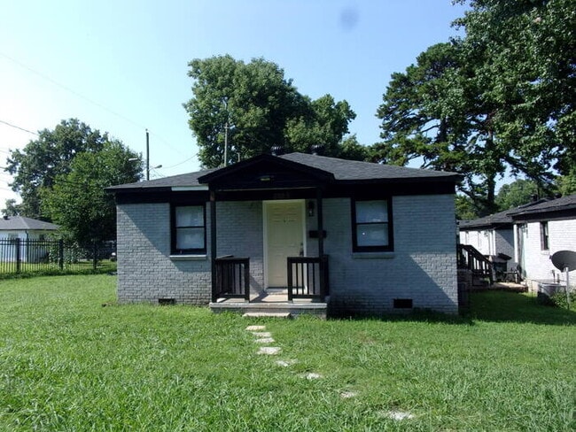 Building Photo - Recently Refreshed 2 Bedroom 1 Bath Home Minutes from Uptown Charlotte