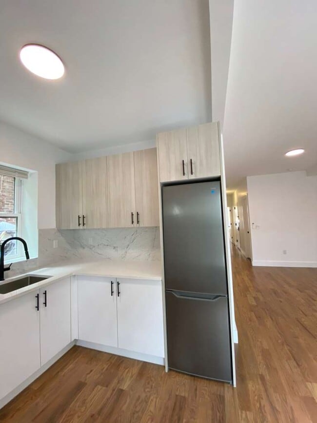 Building Photo - 286 Hawthorne Ave Unit APT 1