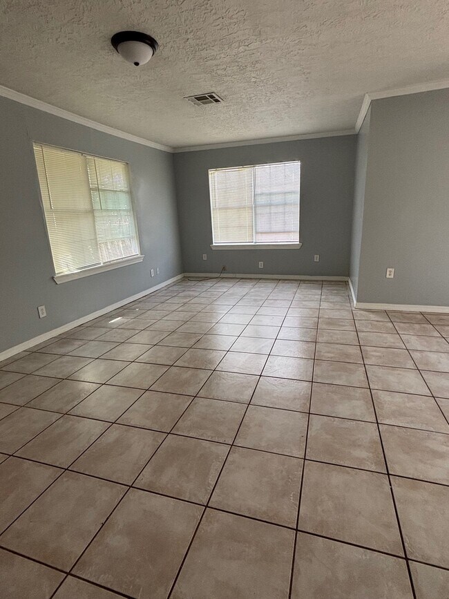 Photo - 818 N Commerce St