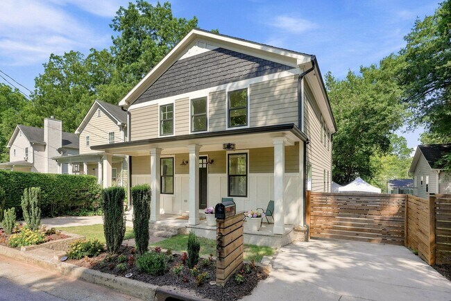 Photo - 1261 Martin St SE
