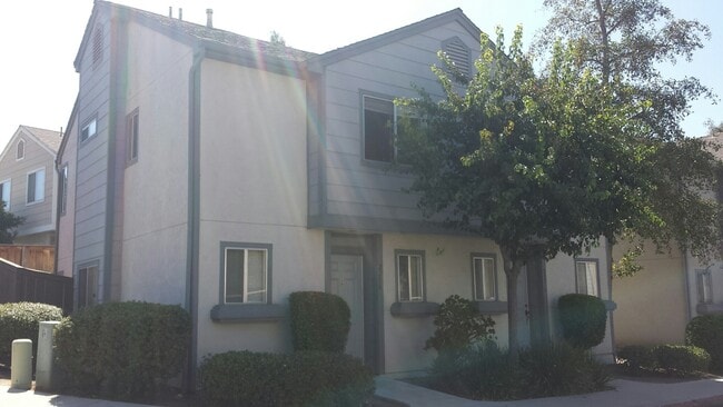 2208 Kings View Cir
