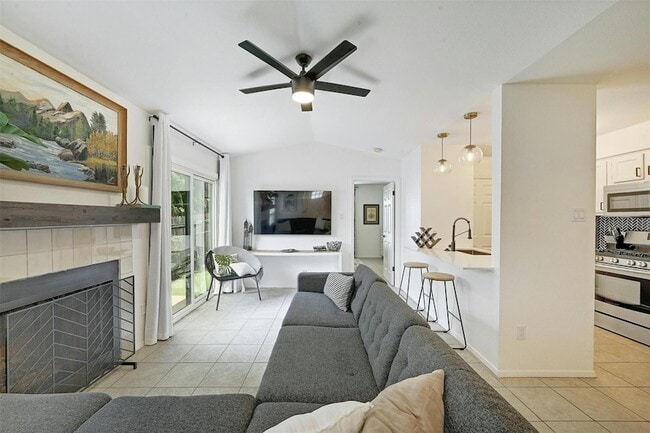 Photo - 3605 Leafield Dr Unidad A