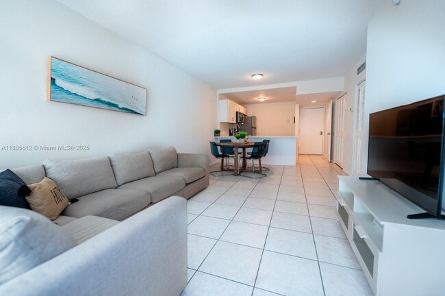 Photo - 2345 NE 135th St Unidad 307