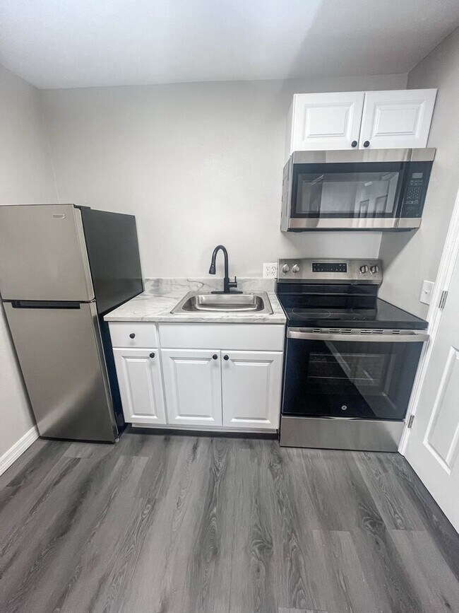 Photo - MOVE IN SPECIAL !! COZY 1/1  CONVENIENTLY LOCATED CLOSE TO DOWNTOWN ST. PETERSBURG