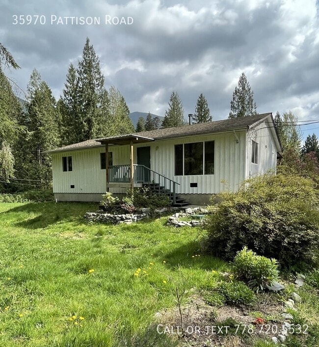 Building Photo - 3 Bedroom Home On Acreage