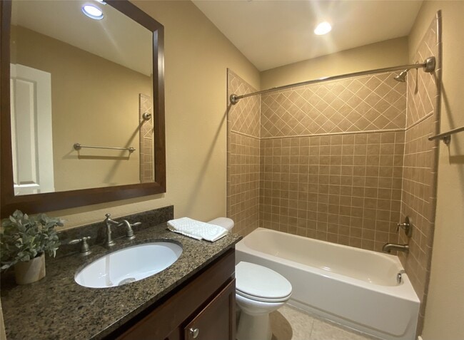 Photo - 6057 Yale St