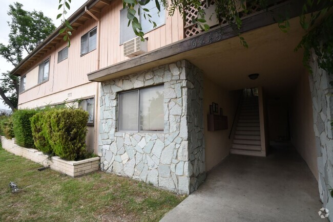 Building Photo - 6245 Cahuenga Blvd Unit 04 Rental