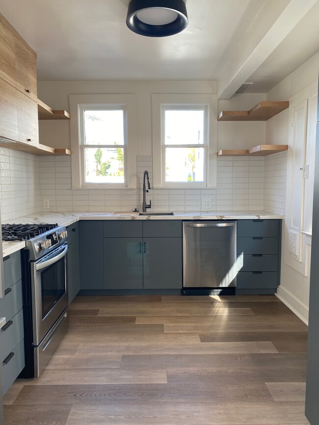 Building Photo - 2452 Palm Dr Unit 1