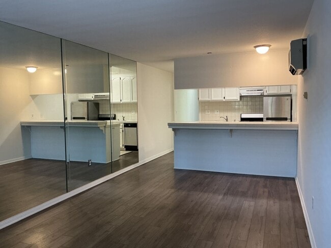 Building Photo - Los Caballeros #313 Unit 313