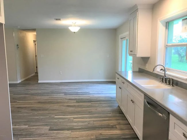 Photo - 680 N Court St