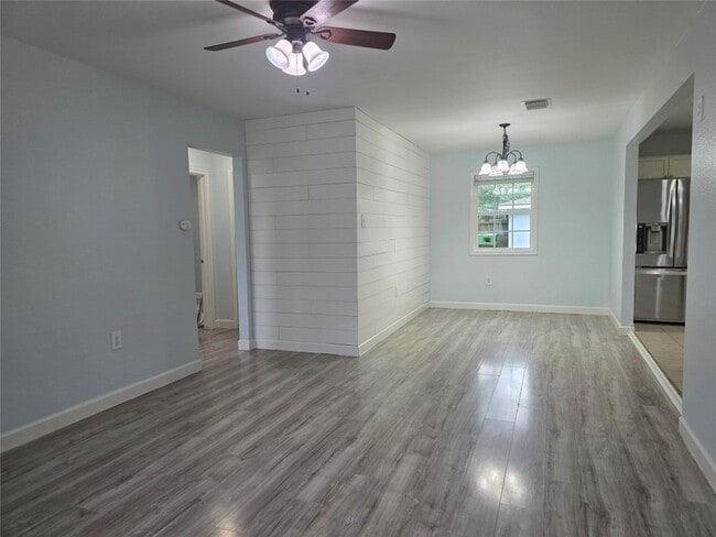 Photo - 209 Franlee St