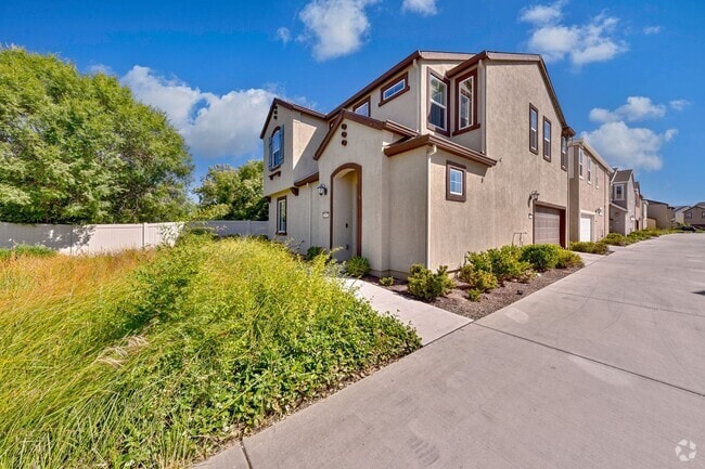 Building Photo - Modern 4B-Bed Home Walking Distance from P...