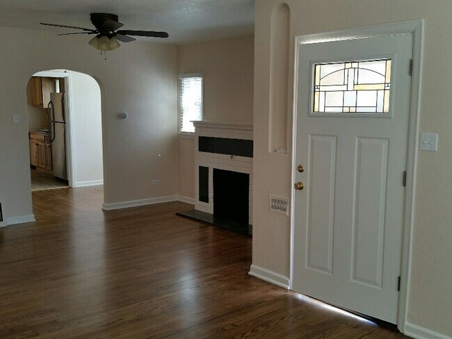 Photo - AWESOME 3-BDRM HOME NEAR DU - INCLUDES GAR...