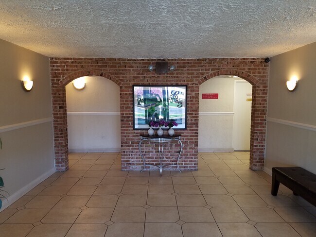 Photo - 580 Lawrence Ave Unit 113