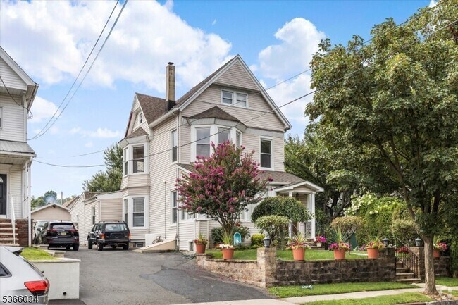 Building Photo - 97 Dewitt Ave Rental