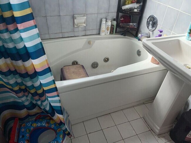 6431 N California Ave Unit 2s