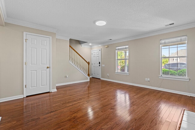 Photo - 118 Saddle Chase Ln