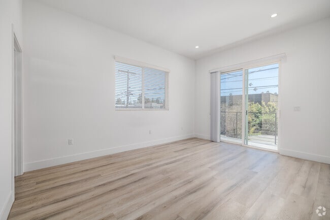 4 habitaciones, 3 baños - 1200 pies cuadrados - Dormitorio - 4550 W 18th St