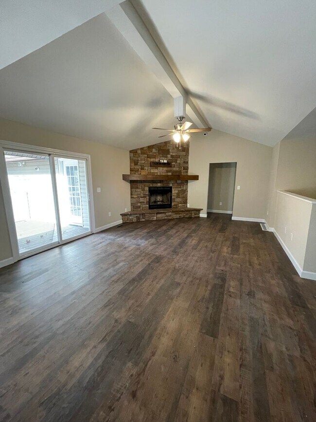 Photo - FOR RENT! 6 Bedroom 3 Bathroom in Moscow Mills, MO!