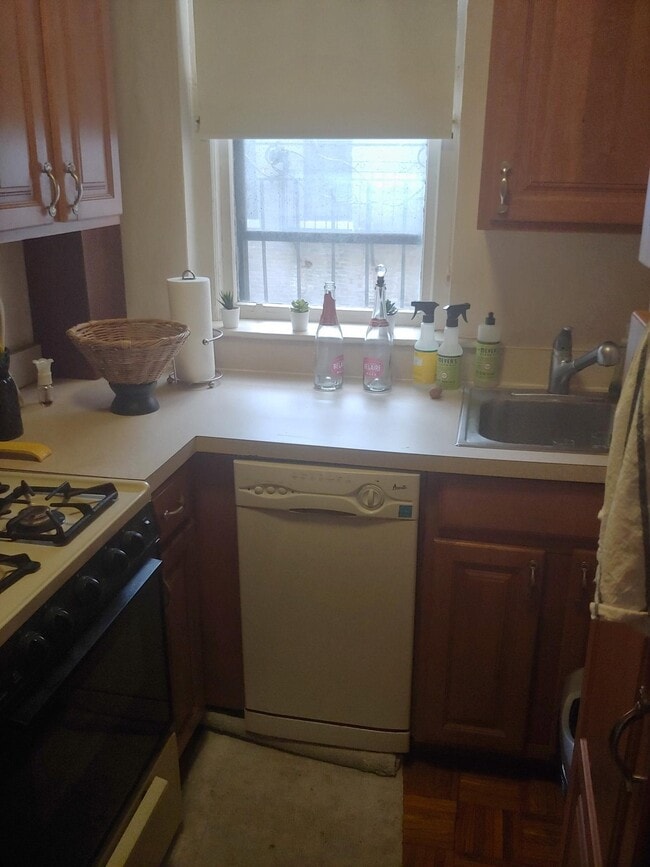 Building Photo - 311 Allston St Unit 10