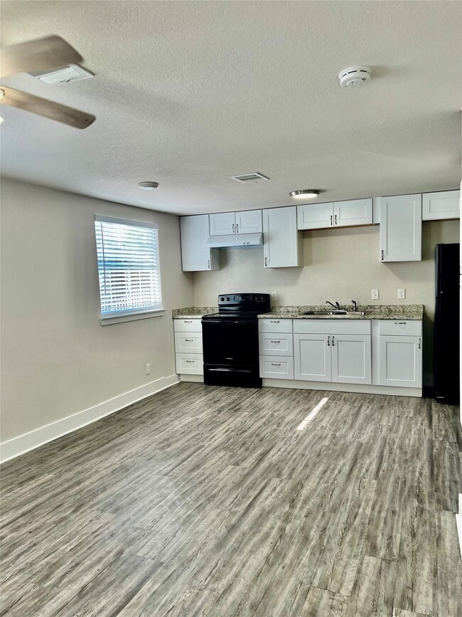 Photo - 21415 Russell Dr