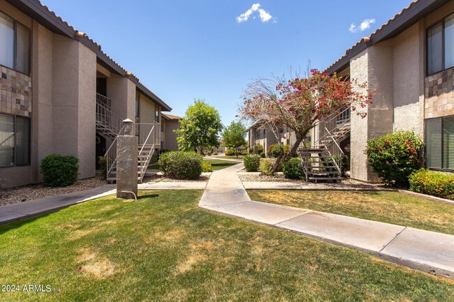 Building Photo - 1402 E Guadalupe Rd Unit 211