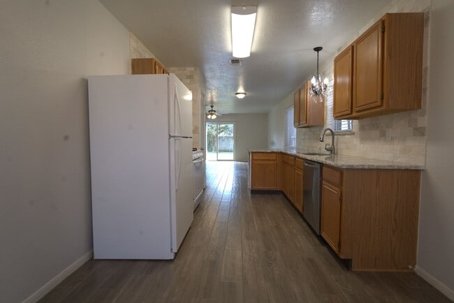 Photo - 28711 Atherstone St