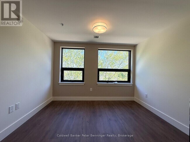 Photo - 302 Queen St S