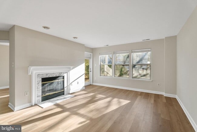 Building Photo - 3321 Sir Thomas Dr Unit 12