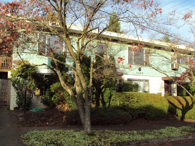 Building Photo - 1227 NE 27th ave Unit #1