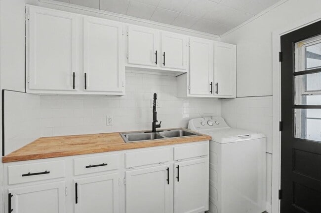 Photo - 4601 Curundu Ave