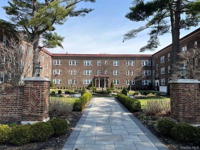 Building Photo - 180 Hilton Ave Unit A3